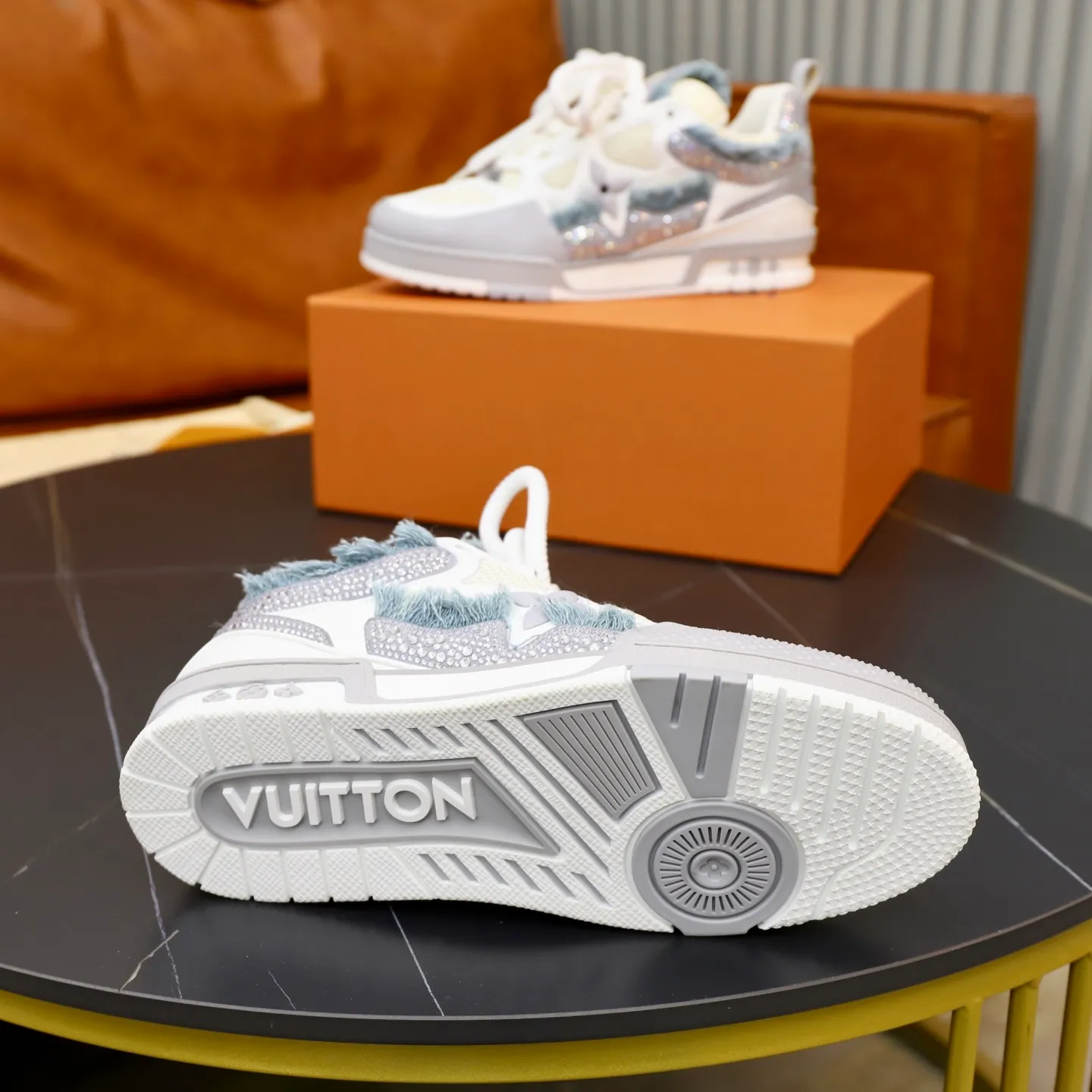 Ex-factory price: 860💰LV Couple👫Louis Vuitton TRAINER sneakers classic Louis Vuitton men's artistic director Virgil Abloh picked inspiration to create this LV Trainer sneaker. Yingze crystal inlays present a colorful effect. VS can be matched with two gorgeous effect colors. The LV letter logo badge on the tongue is gorgeous and noble. The LV letter is decorated on the side. The outsole is decorated with a Monogram flower pattern. It shows the trend of elegance and nobility! Men's and women's models: 35-46